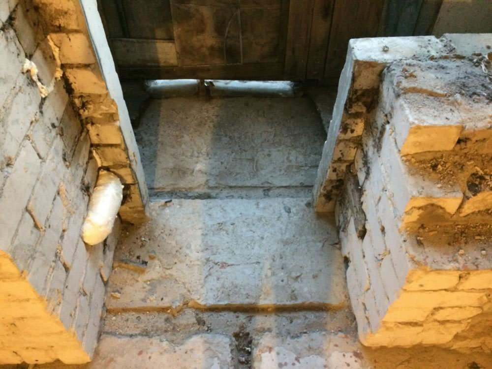 Демонтаж подоконных блоков для устройства французских окон в кирпичном доме