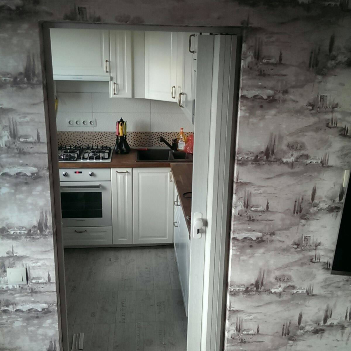 Дверь-гармошка между газифицированной кухней и жилой комнатой