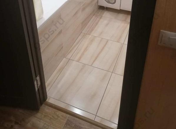 Металлический порожек между ванной и коридором